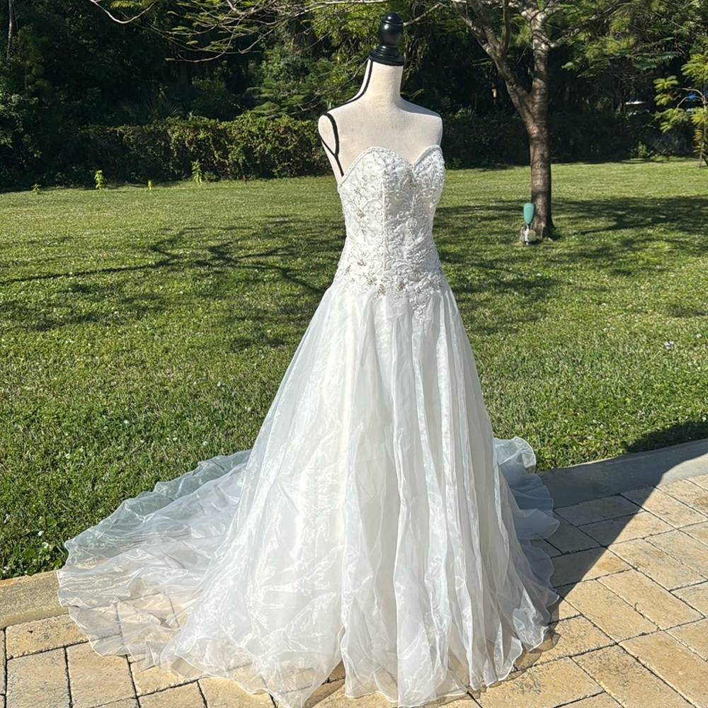 Strapless white wedding dress with a sweetheart neckline. Size small